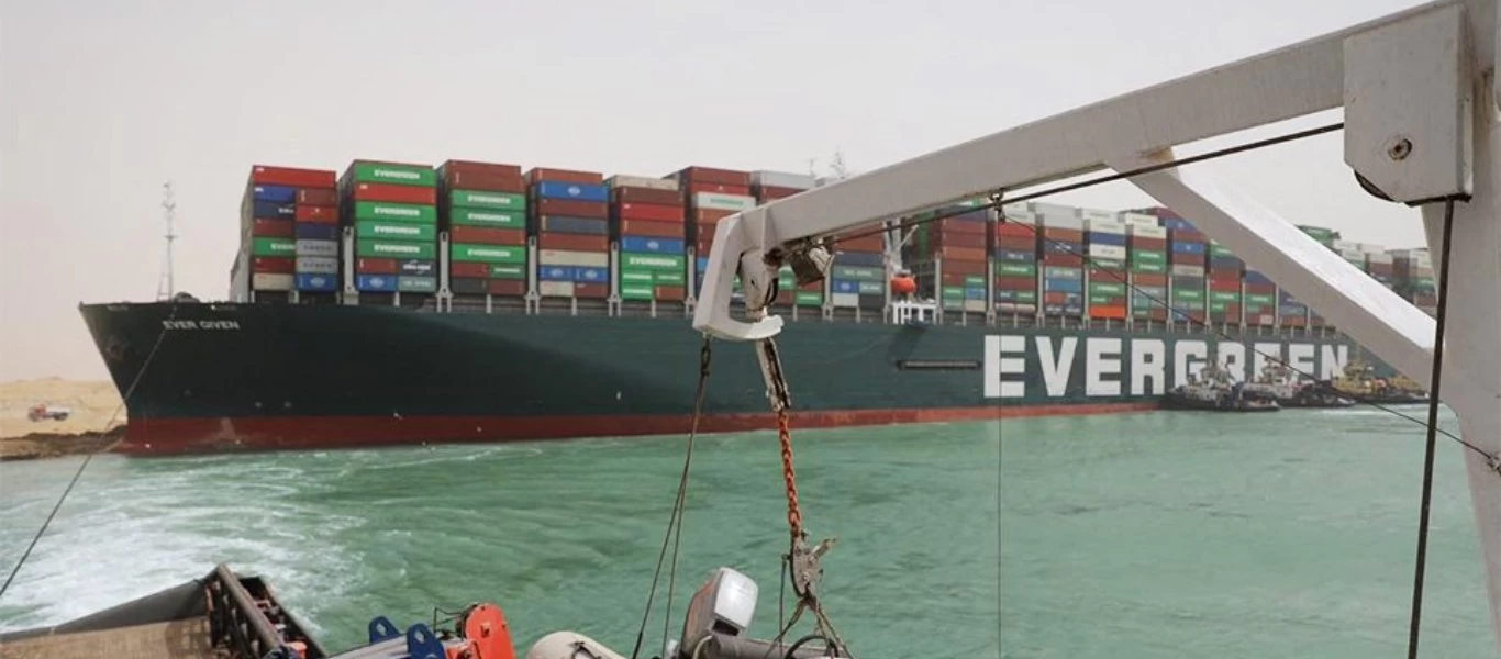 «Κόλλησε» ξανά το Ever Given - Μπλόκαρε εκ νέου η διώρυγα σύμφωνα με πληροφορίες